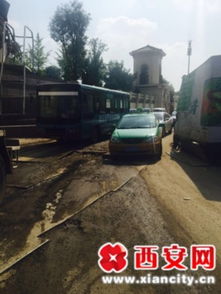 富裕路地鐵施工周邊路面塌陷 市民抱怨路難行