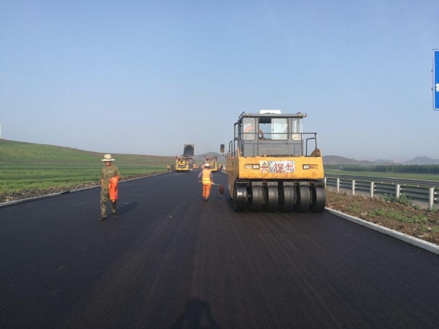 國(guó)道302線烏蘭浩特至阿力得爾段公路主線路面工程按計(jì)劃全面貫通