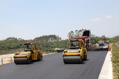 惠清高速項目路面工程瀝青上面層試驗段成功鋪筑