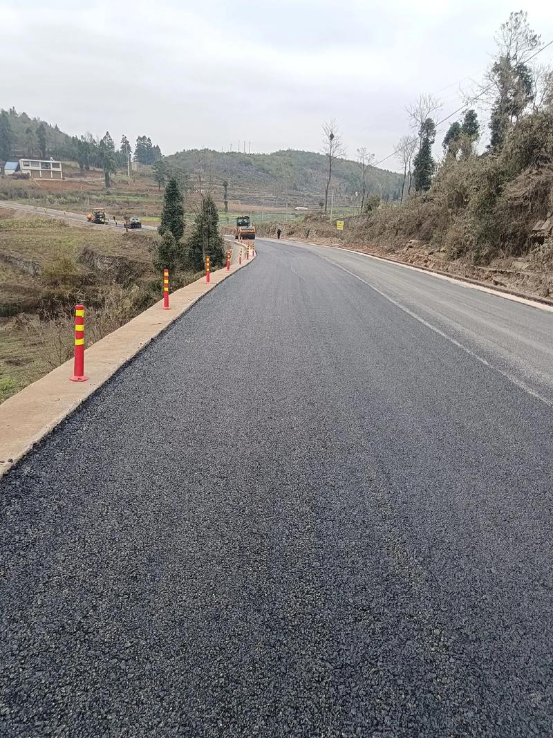 貴州旭輝科技建設(shè)安龍縣海子至灑雨公路改擴建工程,道路瀝青路面 - 抖