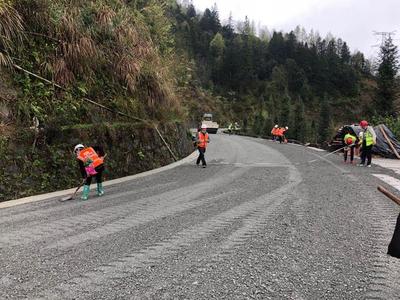 貴州橋梁集團加快推進縣鄉公路路面改善提升工程，助力鄉村振興